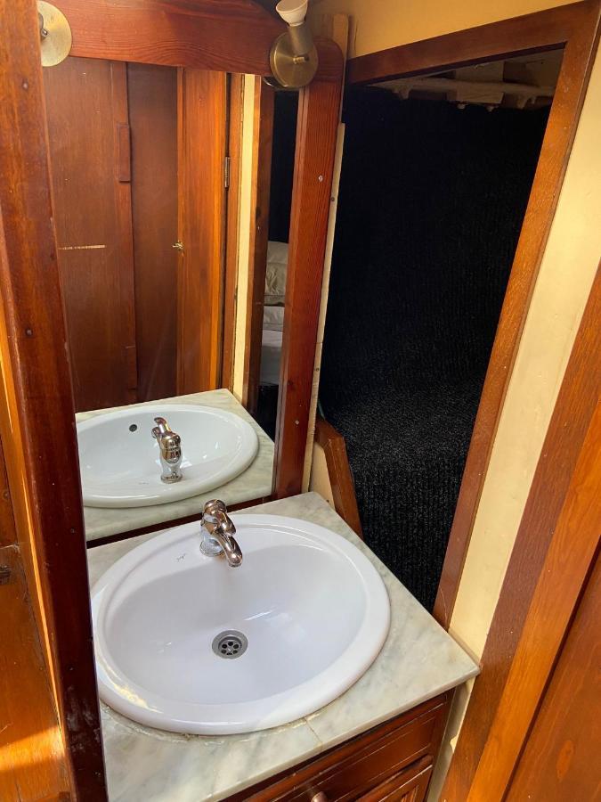 Fantastic Sailing Boat To Sleep In Barcelona 호텔 외부 사진